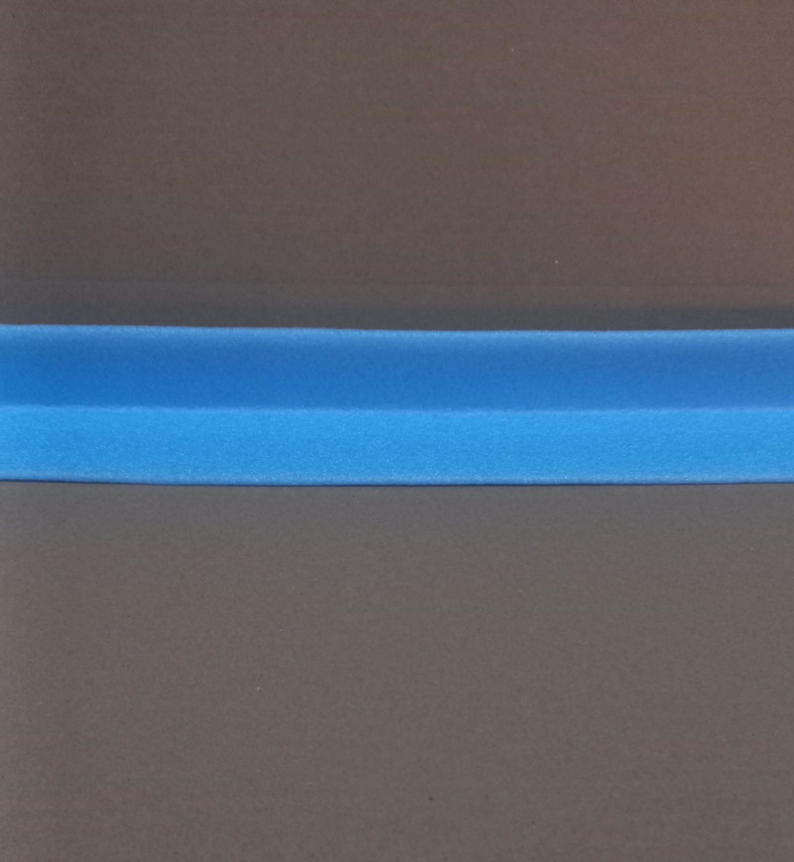cantonera de foam l-50mm x 2 metros de longitud color azul.